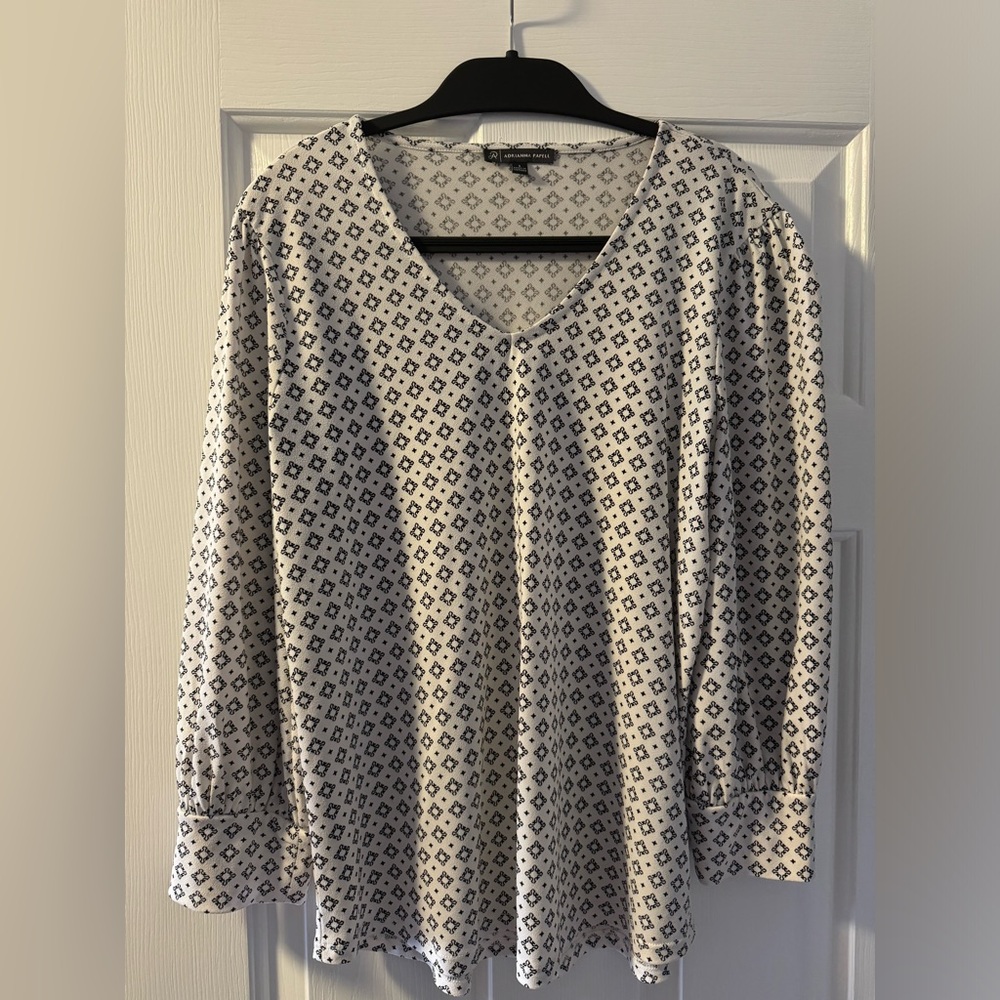 EXCELLENT USED CONDITION Adrianna Pappell printed work blouse. Women’s size SM.